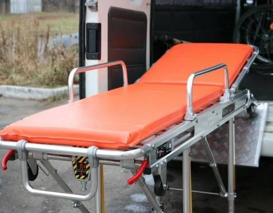 Больной в автомобиле перевозится на медицинской каталке в положении лёжа или сидя.
